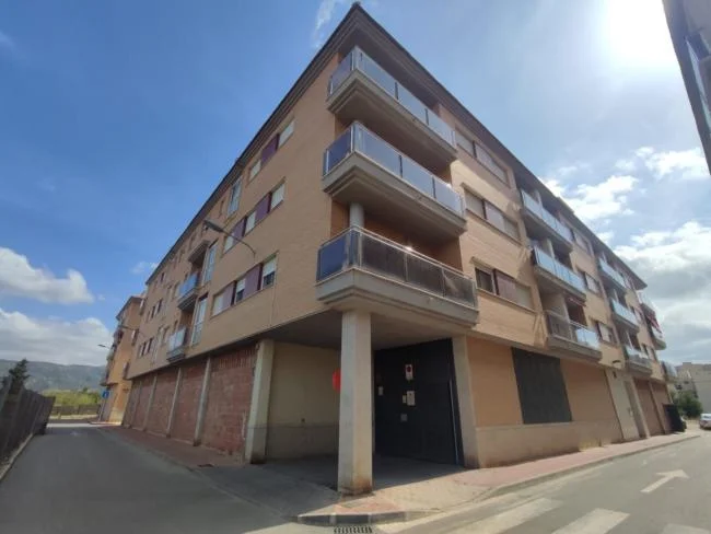 Large Patiño commercial unit, 1,013 m²