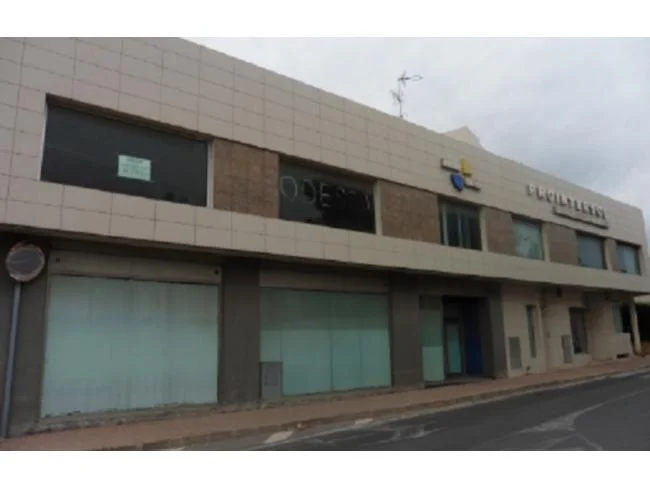 Bank-owned commercial unit, 170 m²