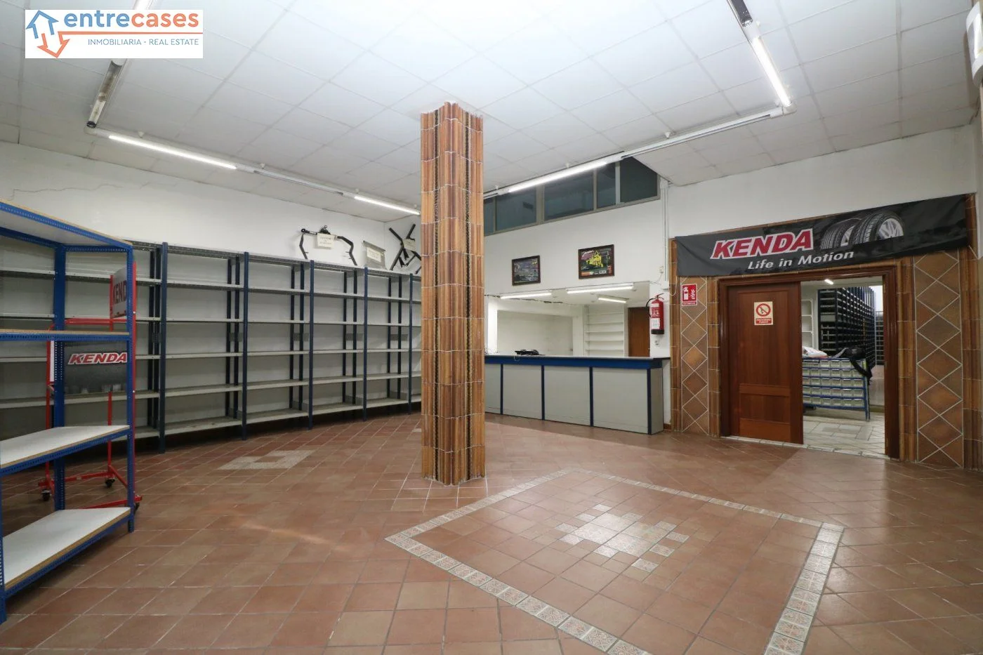 Spacious commercial premises with truck access
