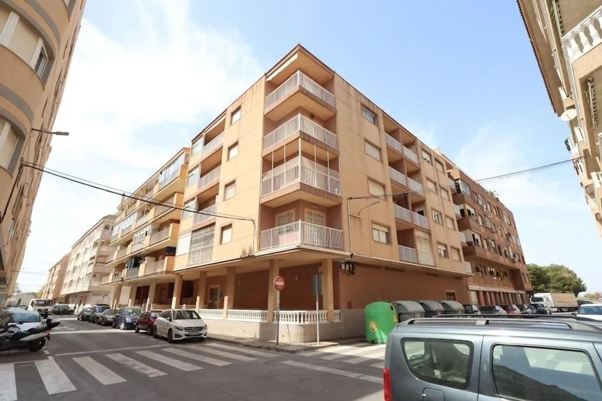 Three-bedroom Acequion apartment with sea views