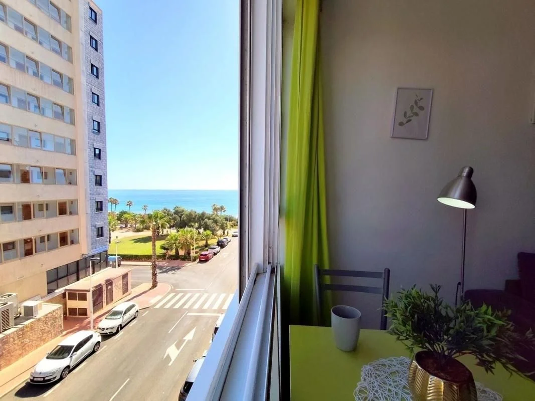Apartamento costero con piscina comunitaria