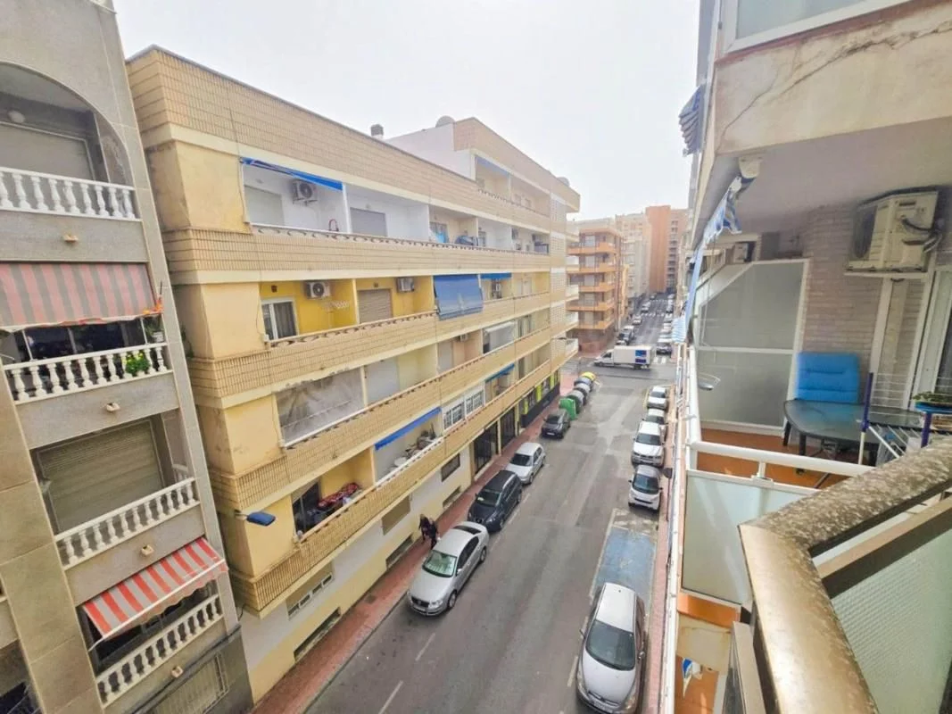 Apartamento de tres dormitorios cerca del mar