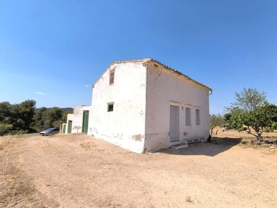Mountain country house with 12 hectares