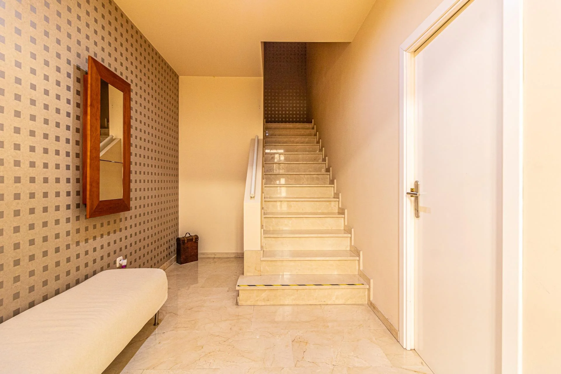 Spacious Carlet townhouse, five bedrooms