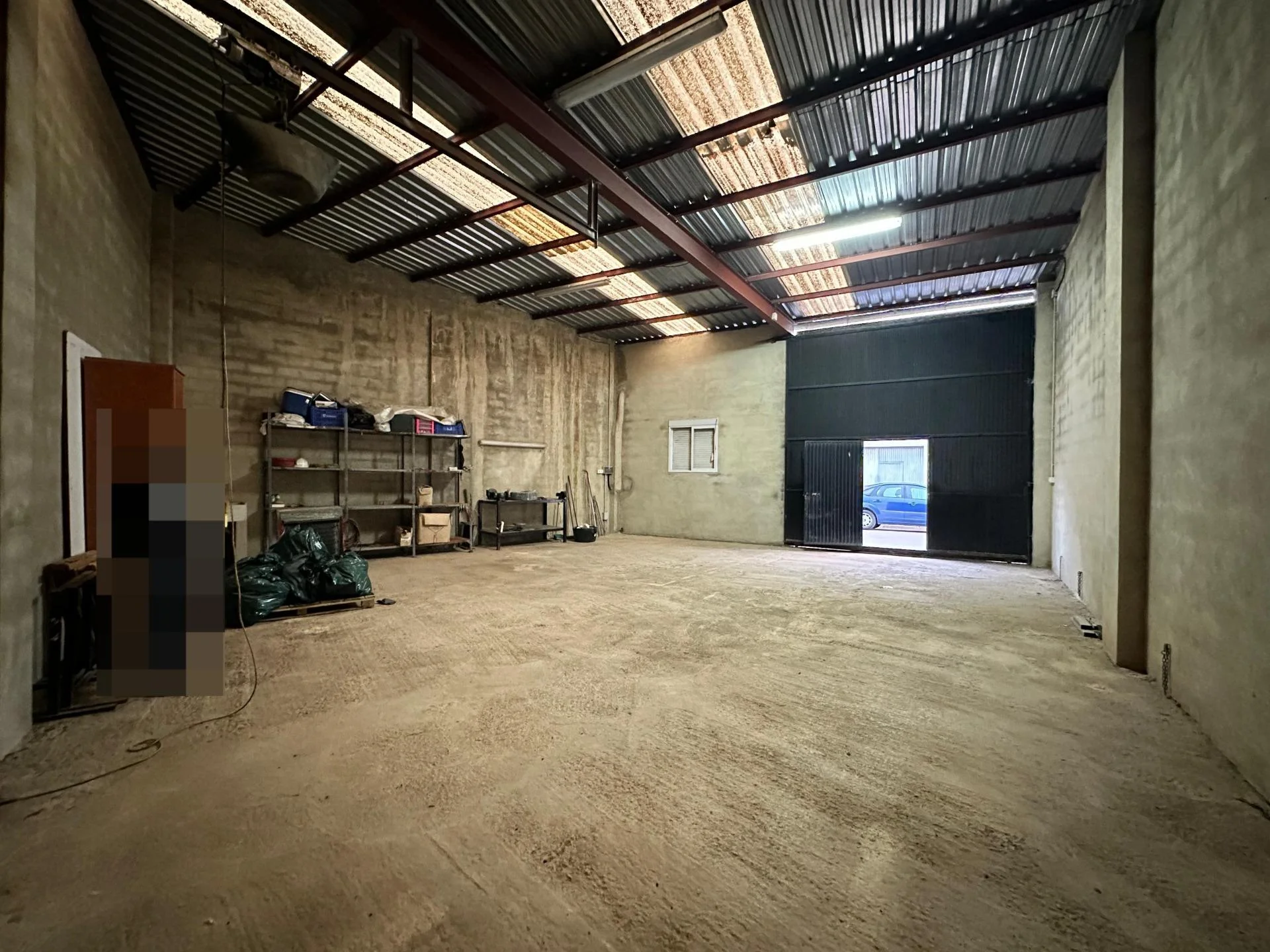 Almacén industrial junto al polideportivo
