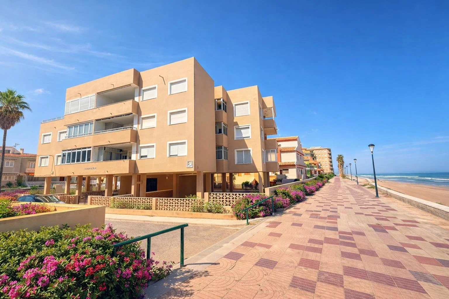 Apartamento esquinero en primera línea, 3 dormitorios