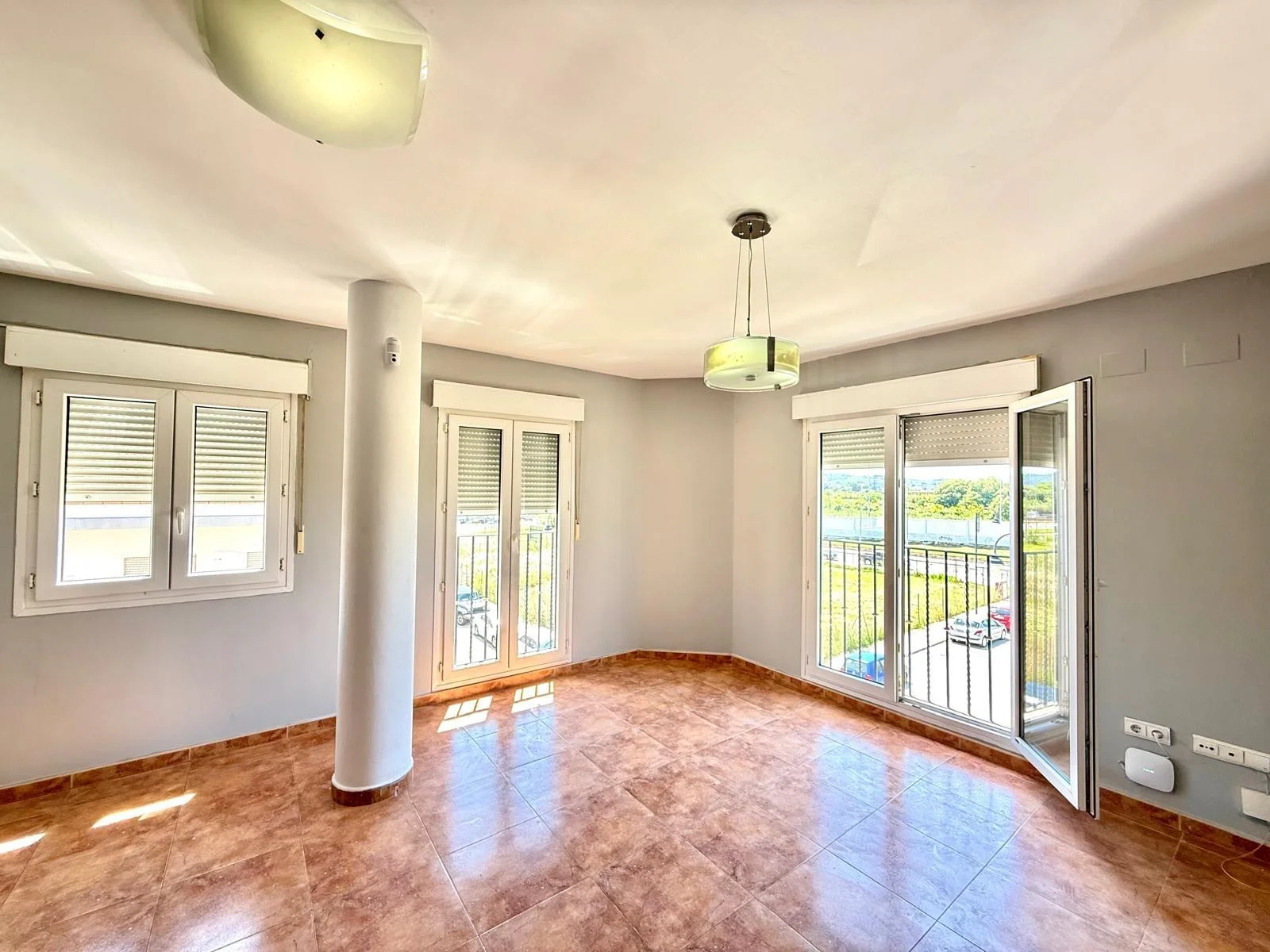 Renovated corner duplex in Alzira