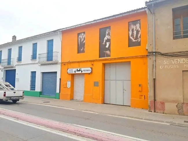 Gran casa adosada para reformar en Alcàntera