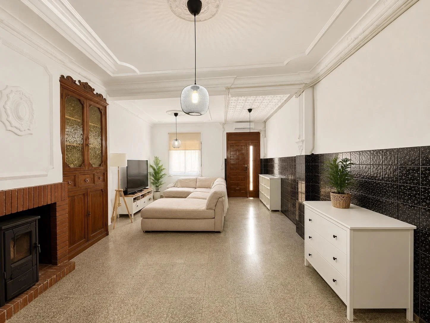 Three-bedroom Llombai house with terrace