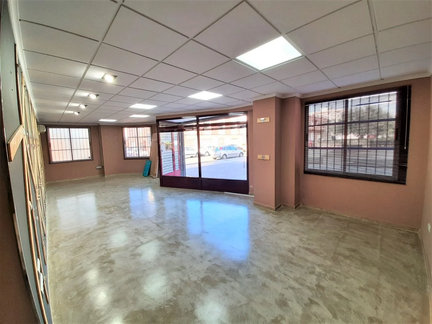 Bright corner commercial unit in Alzira
