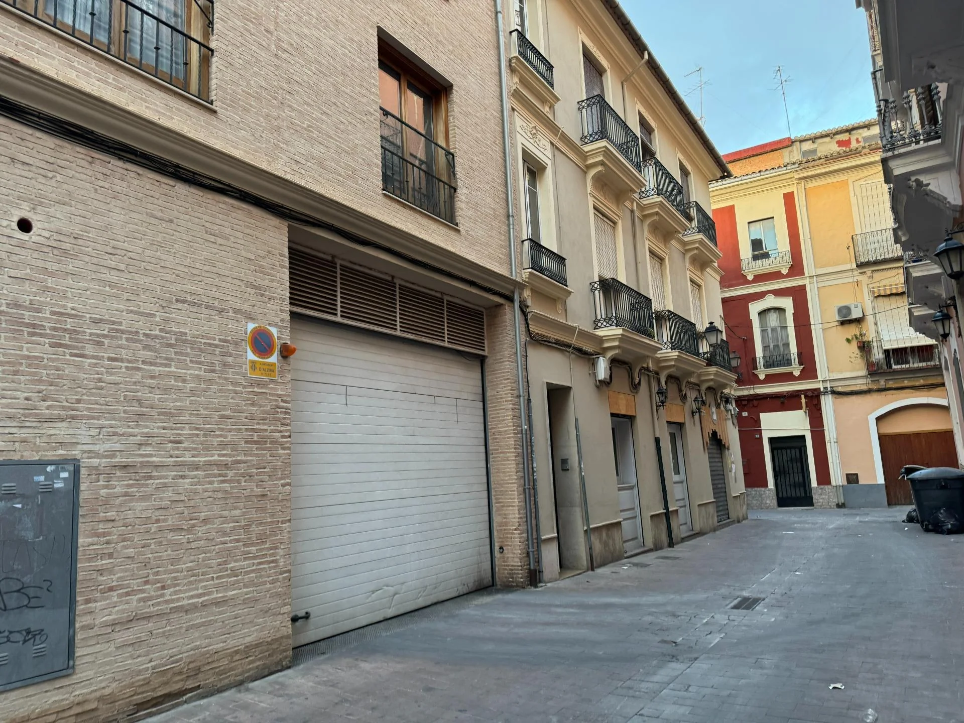 Central Alzira garage with generous space