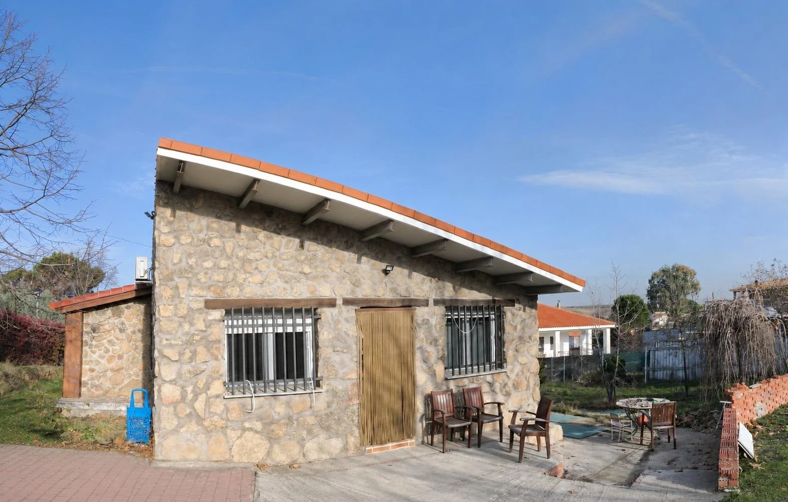 Independent chalet with 1,885 m² plot