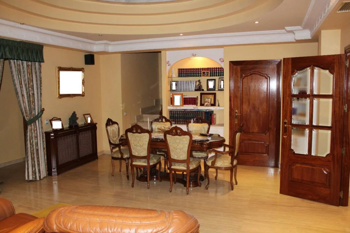 Large Ciudad Jardín townhouse, six bedrooms