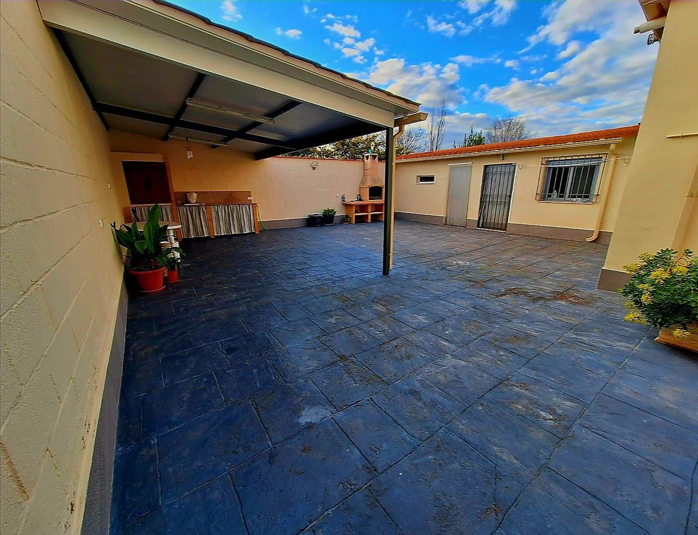 Spacious townhouse with six bedrooms