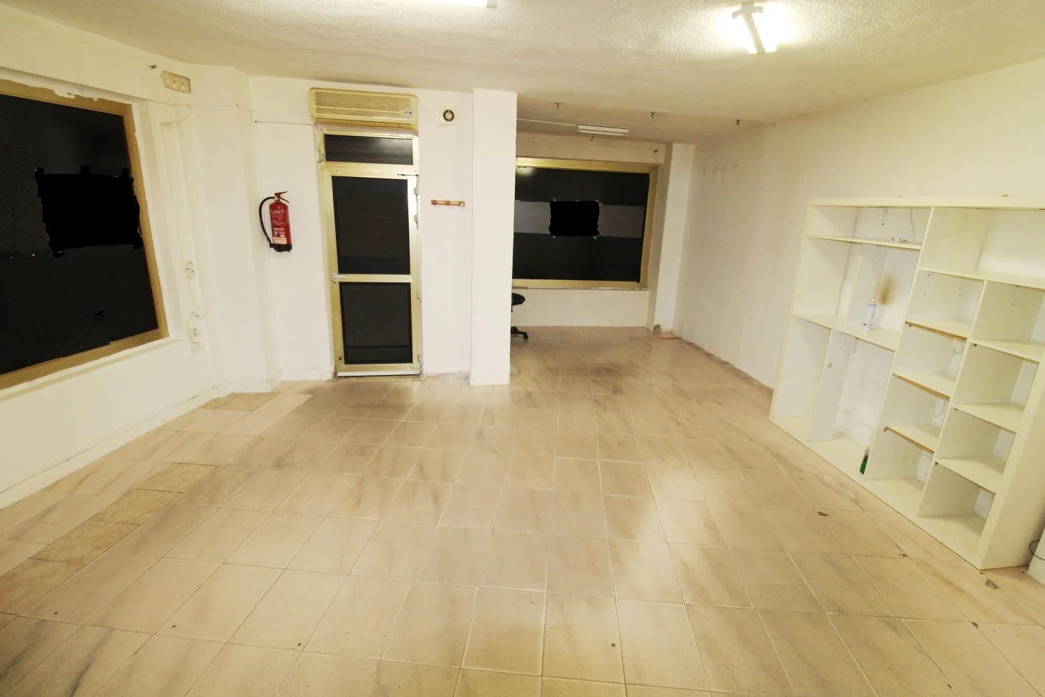 Street-front commercial unit in Morería
