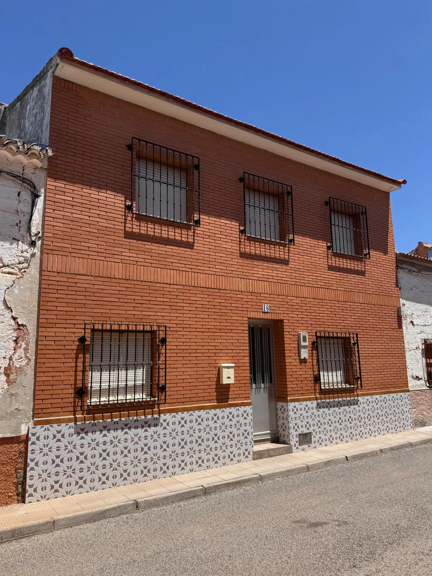 Adosado cerca del centro de Carrizosa, cinco dormitorios