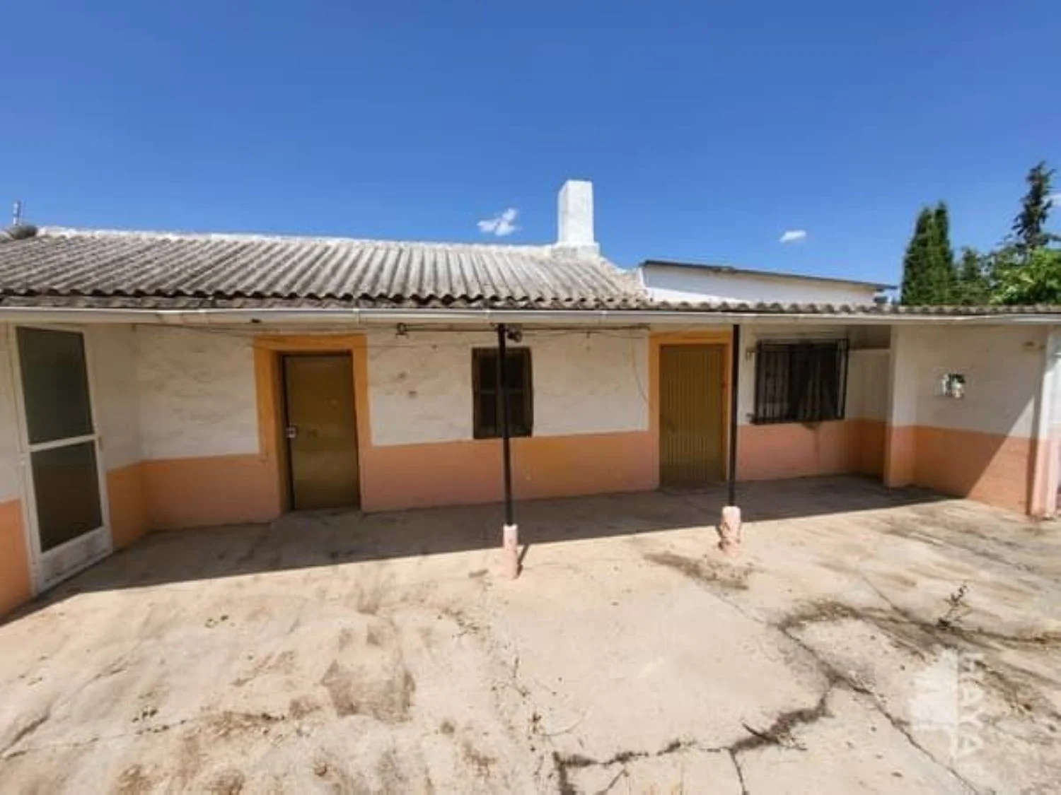 Independent chalet with 7,200 m² plot