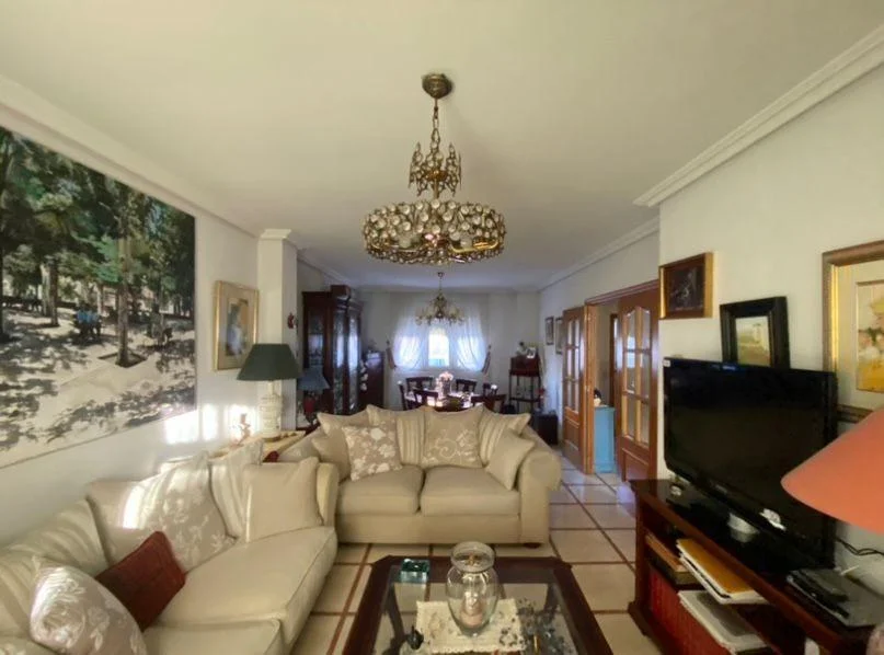 Five-bedroom chalet in Los Rosales