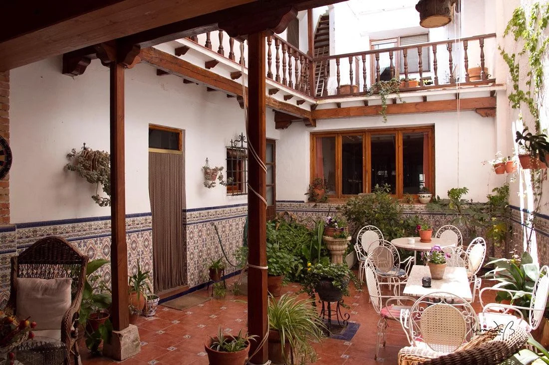 Hotel en funcionamiento con piscina y jardín