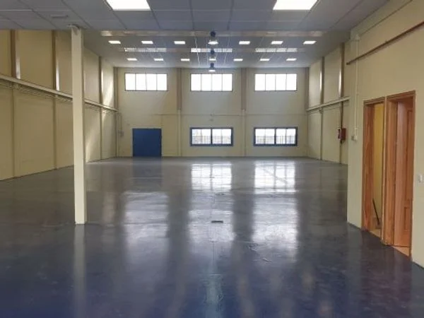 Nave industrial reformada de 800 m² con oficinas