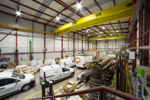 Nave industrial con grúas en Móstoles