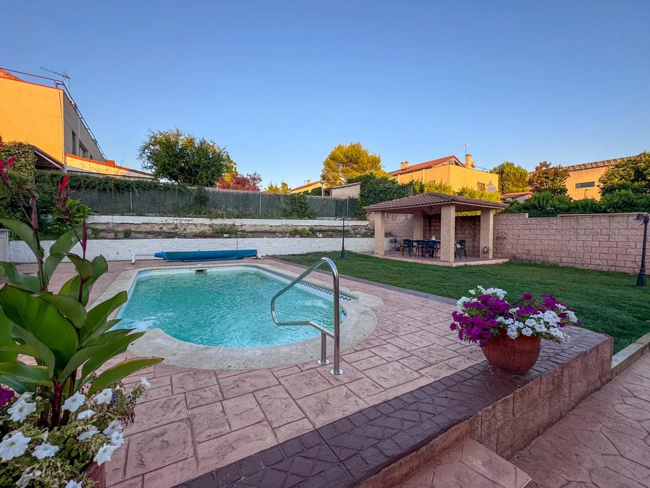 Chalet reformado con piscina privada
