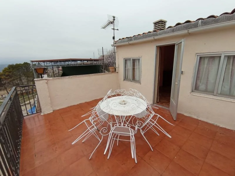 Reformed four-bedroom house in Pareja