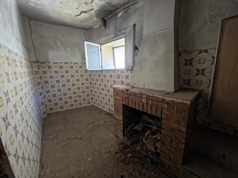 Three-bedroom Trillo house to renovate