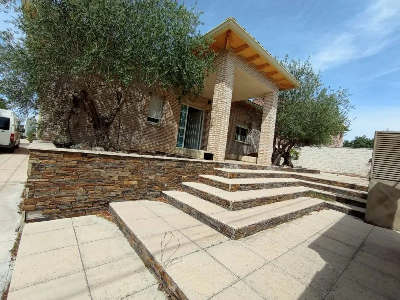 Chalet independiente con piscina privada cubierta
