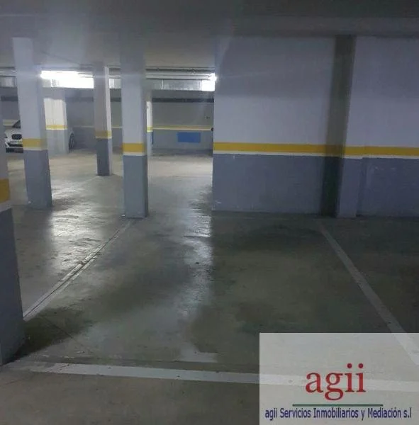 Large enclosed garage in Alovera