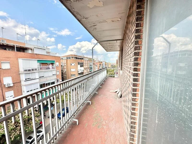 Amplio piso en Carabanchel con terraza