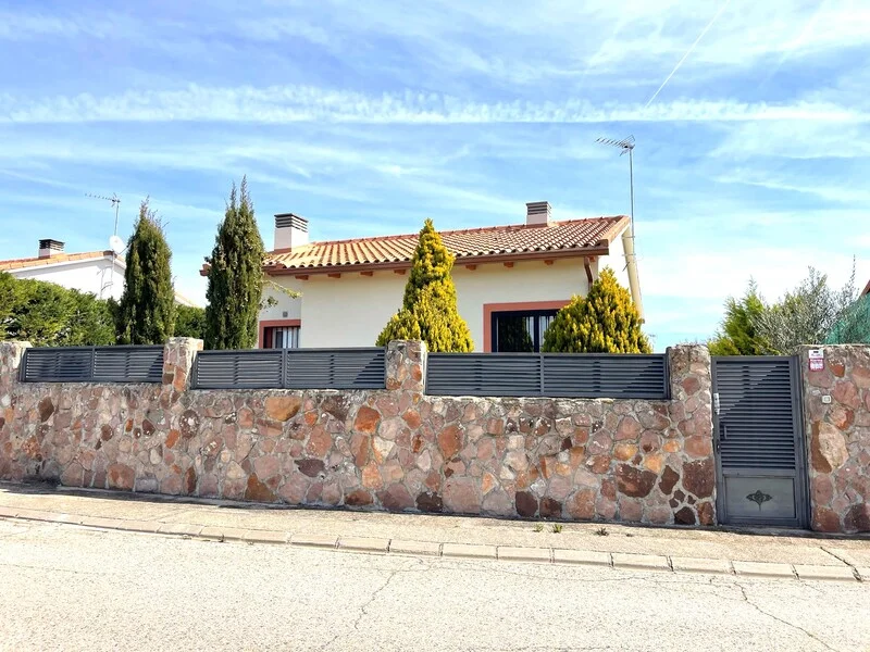 Chalet reformado cerca de Madrid, tres dormitorios
