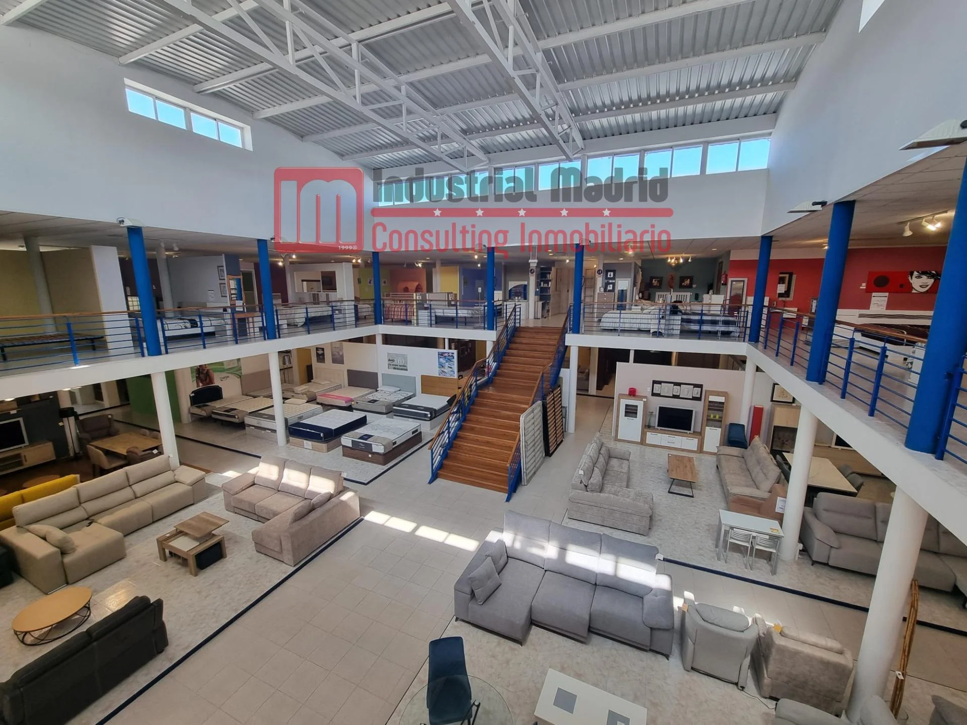 Nave industrial visible de 2.440 m²