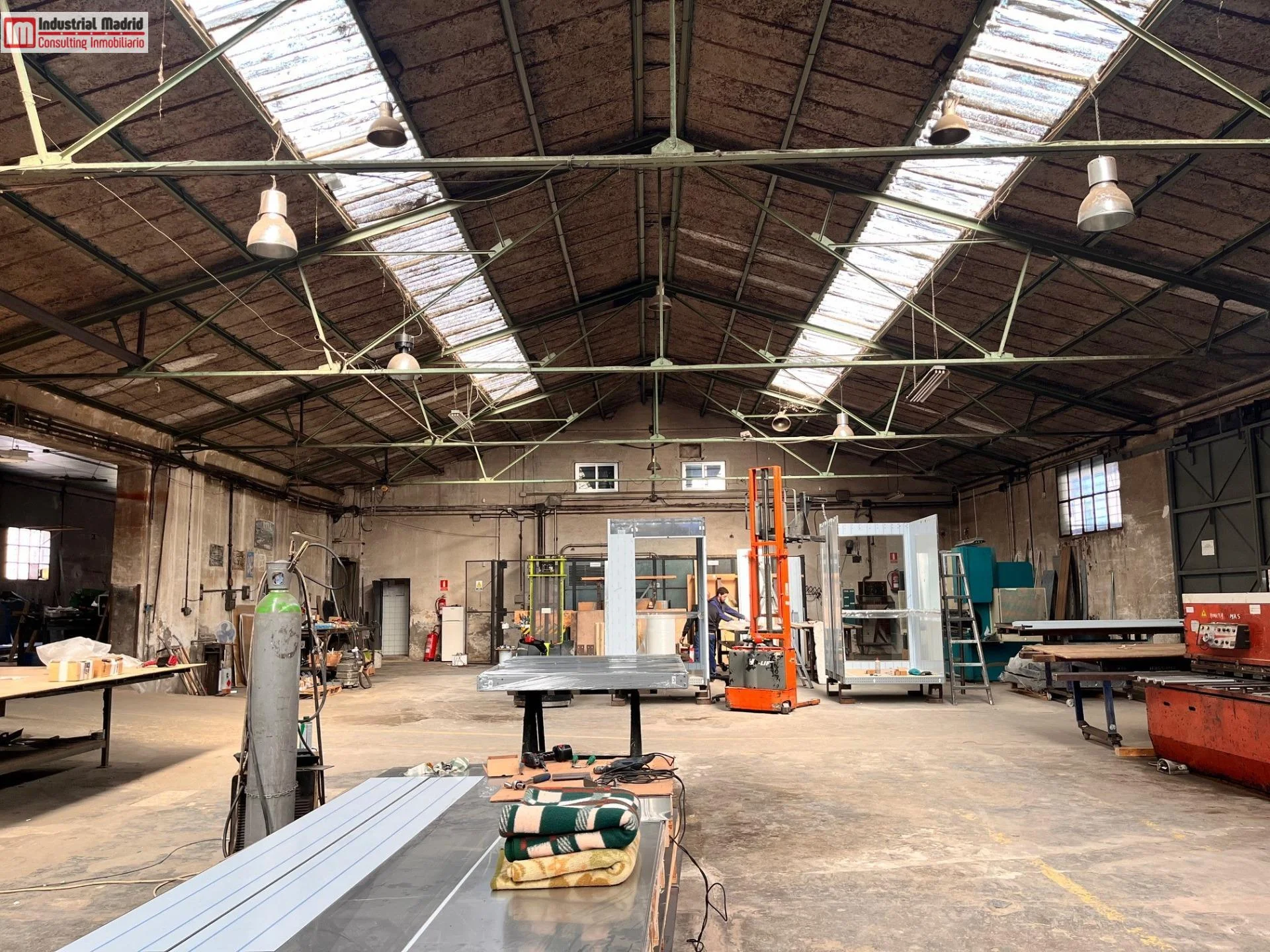Nave industrial con 4.758 m² construidos