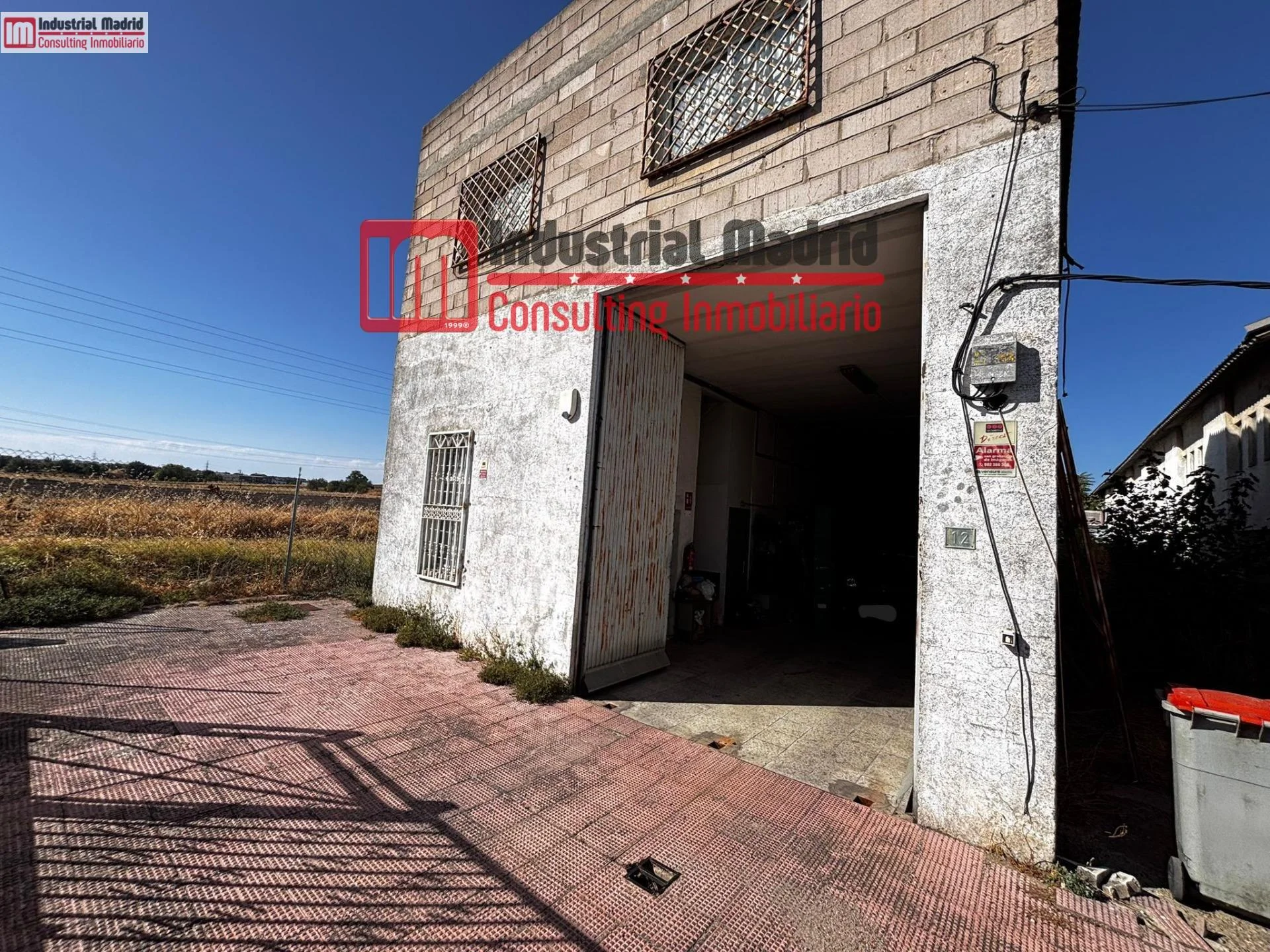 Nave industrial con dos patios