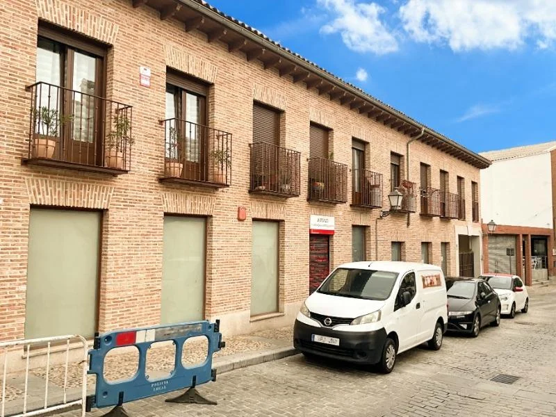 Street-level commercial unit with conversion potential