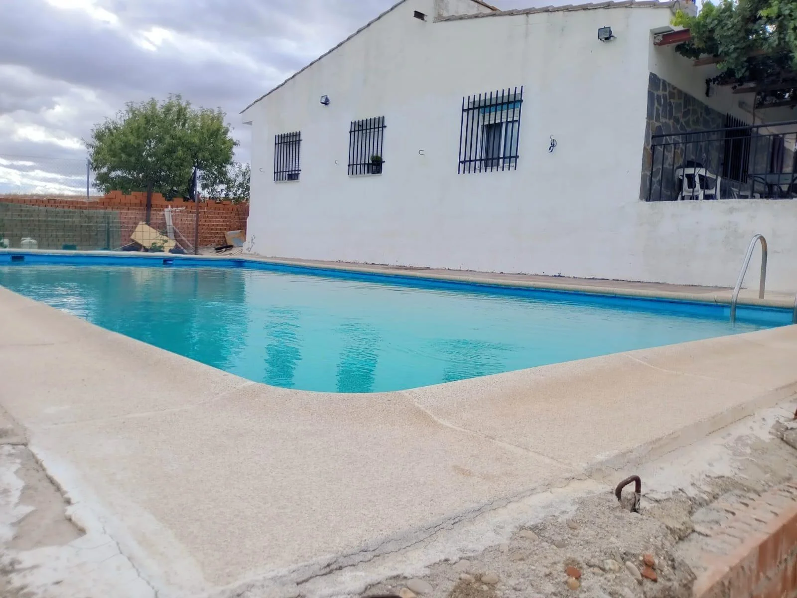 Family house with pool and land