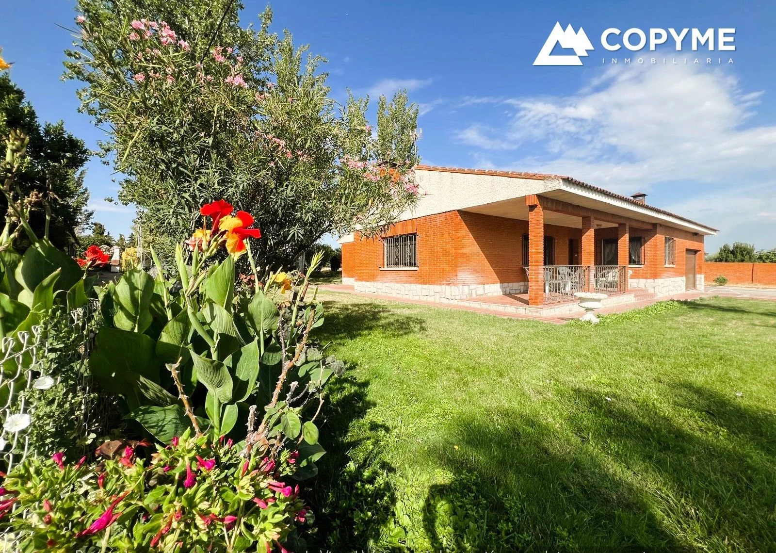 Chalet with 4,272 m² development land