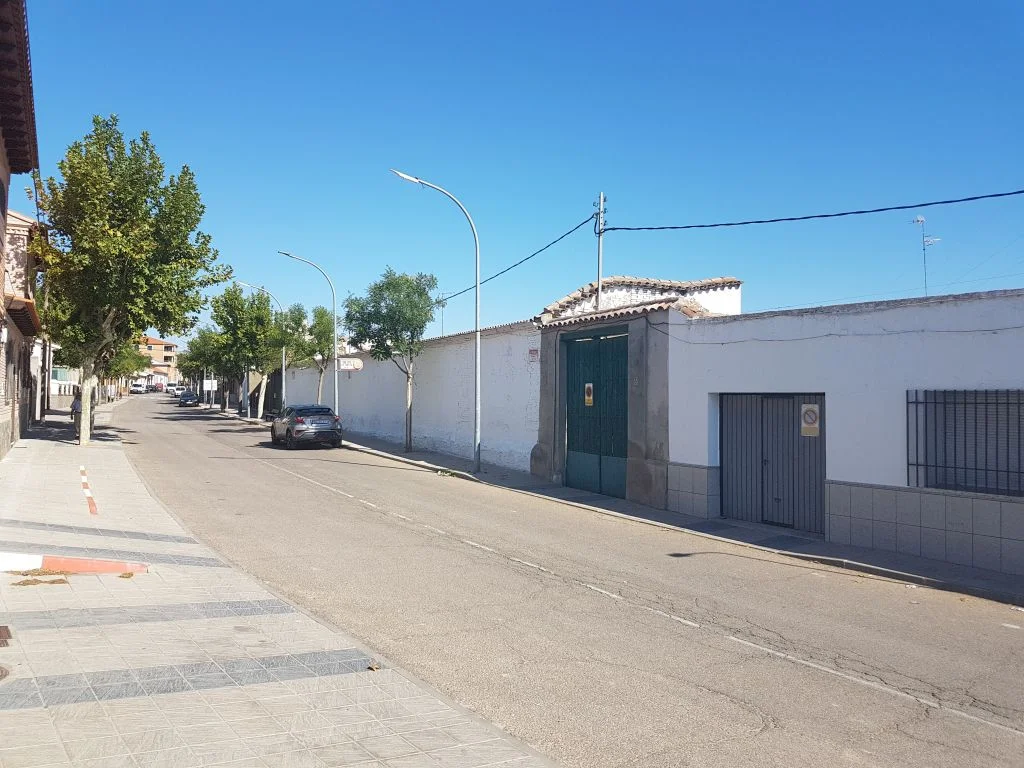 Main-street plot with nave potential