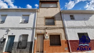 Three-storey house with conversion potential