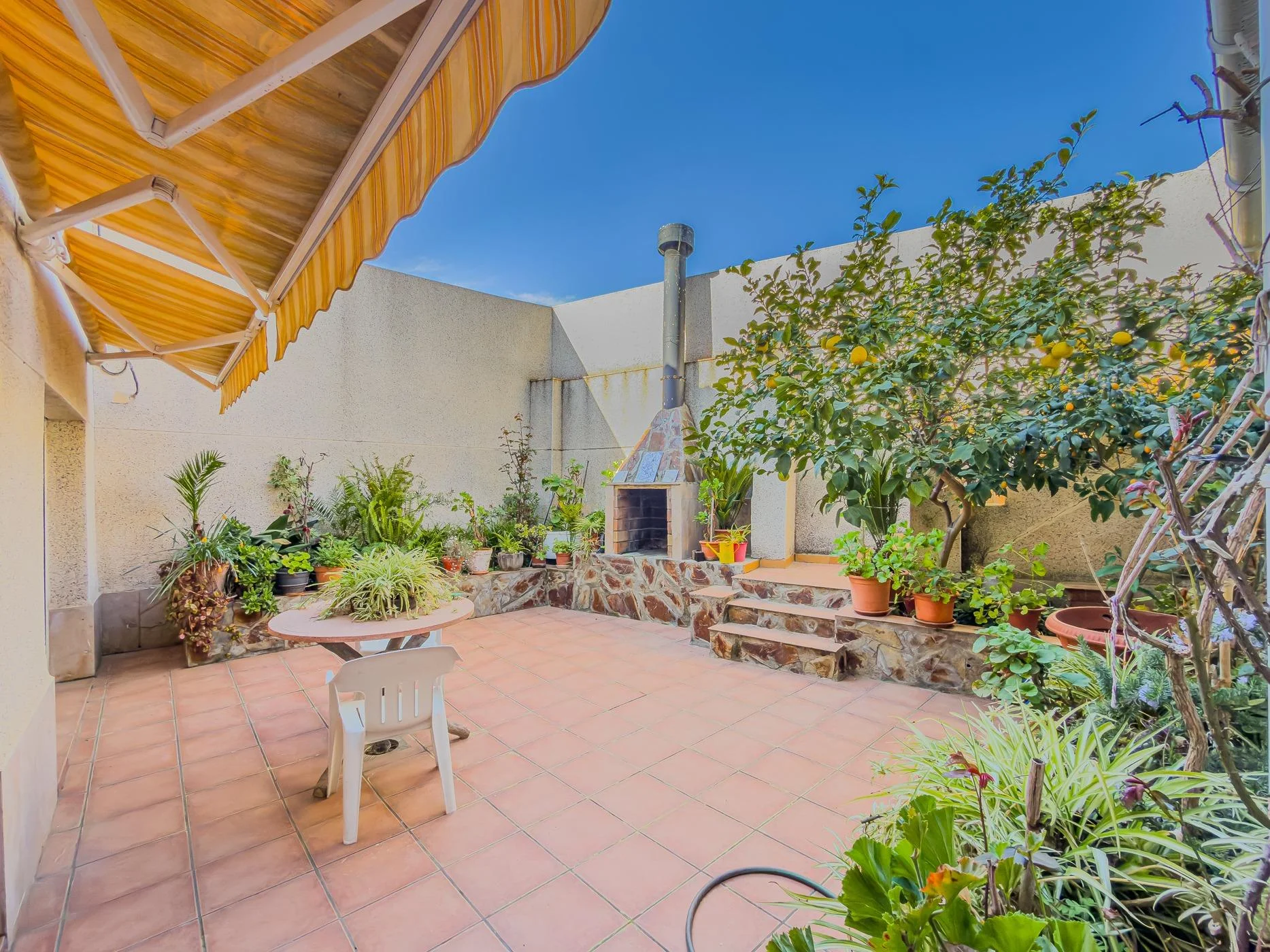 Versatile Terrassa house with dual-family potential