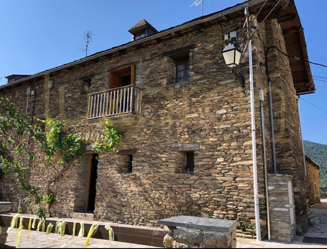 Casa céntrica en Tírvia con potencial de ampliación