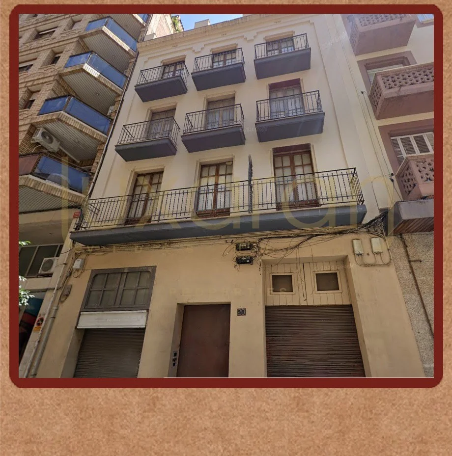 Edificio para reformar junto al transporte