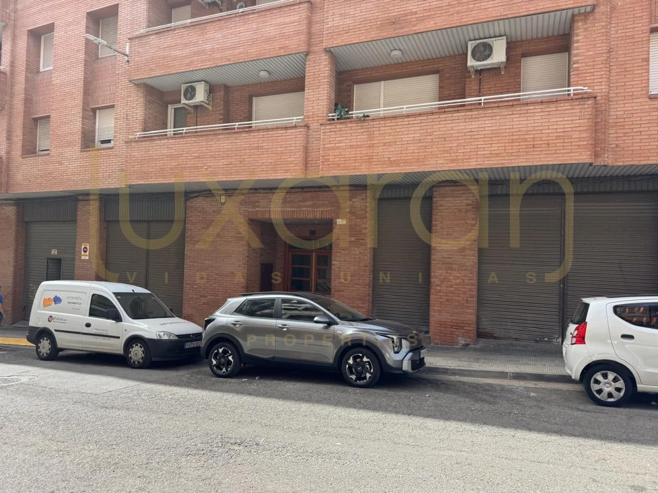 Large Lleida commercial unit with loft