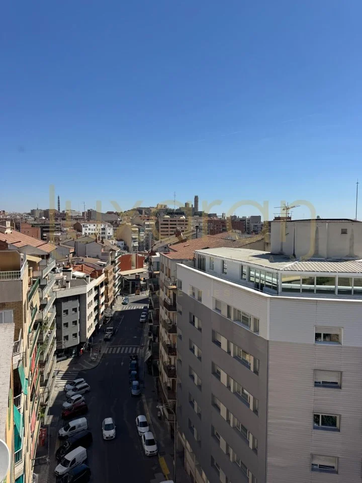 Spacious Lleida apartment, three bedrooms