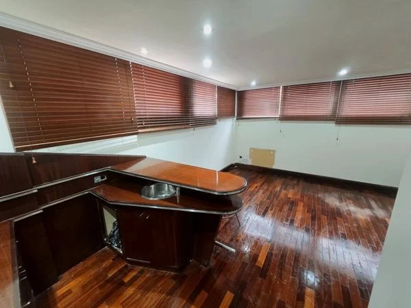 Oficina en planta baja con dos garajes privados
