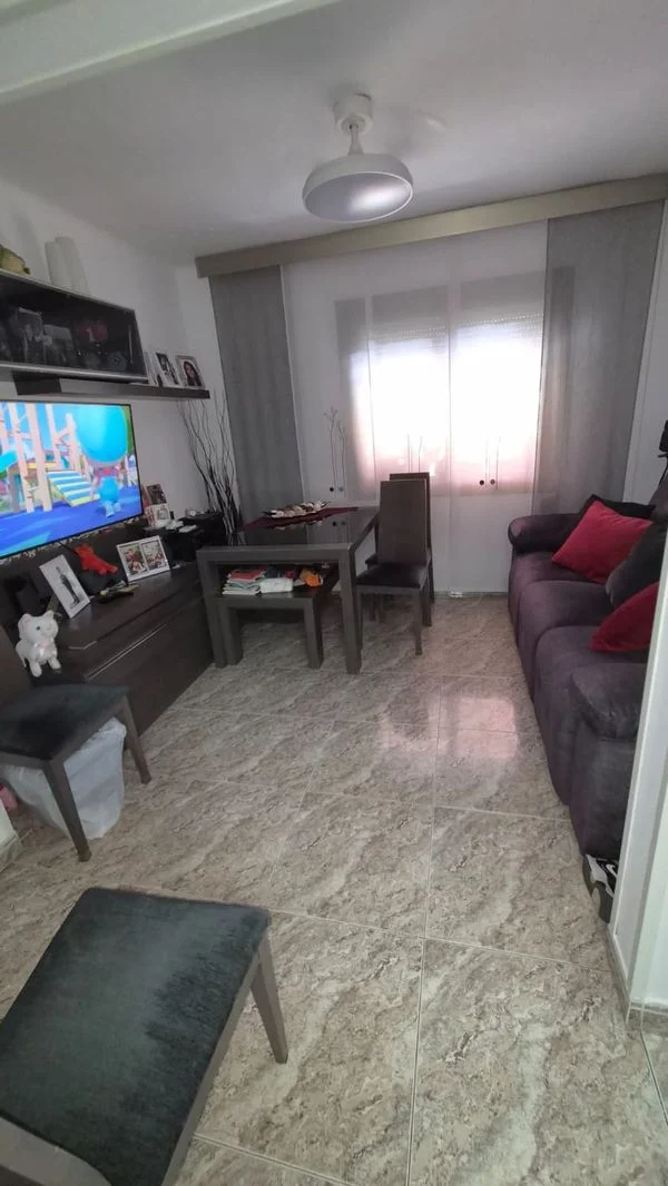 Piso reformado de tres dormitorios junto al metro