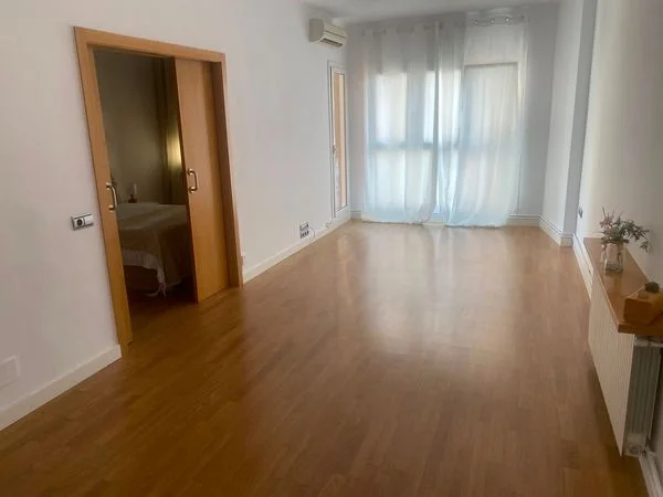 Piso luminoso de cuatro dormitorios con balcón