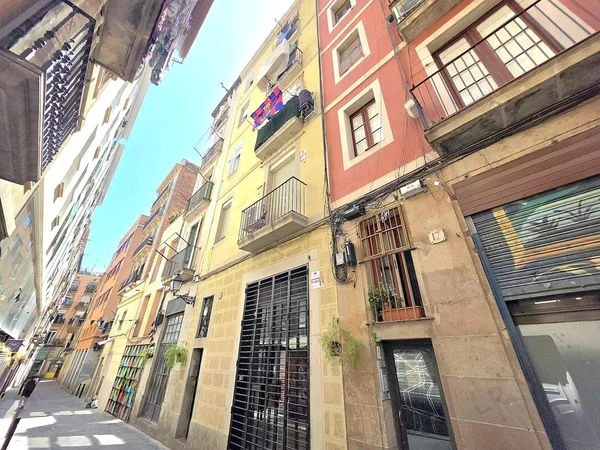 Piso reformable en Raval, tres dormitorios