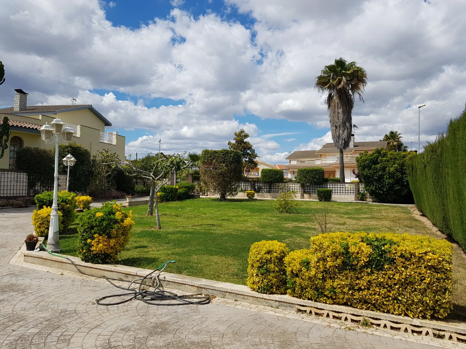 Chalet de cuatro plantas con piscina y zonas verdes